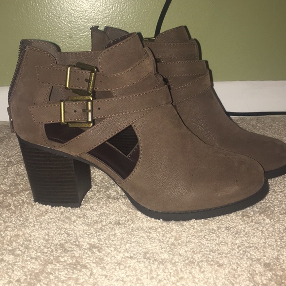 Booties with heel, zipper on back - Picture 2 of 3